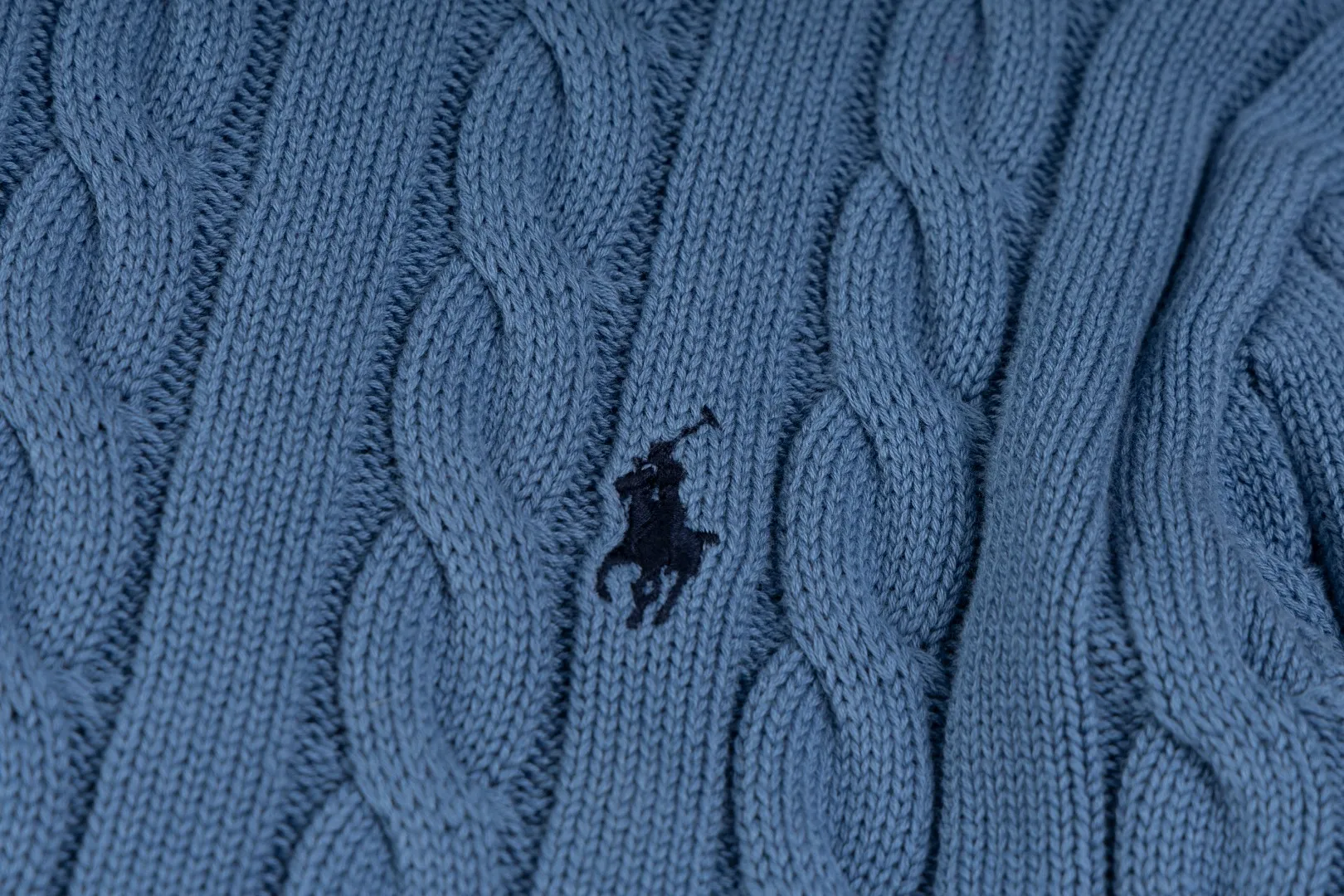 P236 #R92 RALPH LAUREN Ralph Lauren fifteen colors classic small label embroidery logo turtleneck pullover half-zip knitted cable sweater with high-density LOGO embroidery on the chest and original customized tag accessories. Made of pure cotton yarn, pure cotton is skin-friendly and comfortable, small label war horse embroidered twist turtleneck sweater 🐎 high quality, follow the blogger to learn how to wear it! Let’s buy a Ralph Lauren cable sweater. It’s a super hard-to-find series after it became popular. It’s hard to find one on the official website. It’s simple and practical to wear, with a lazy and loose feel. The thickened fabric has more texture, feels soft and delicate, and has a loose fit. Whether worn alone or layered, you can wear different styles of fashion with just one piece!   Size：XS S M L